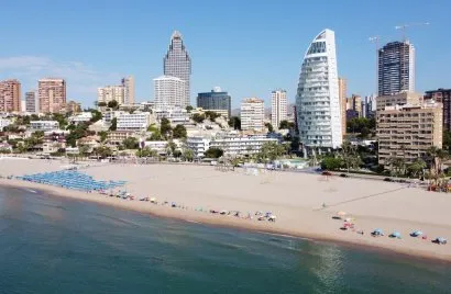 Apartamento de 2 dormitorios en Benidorm, España No. 1310