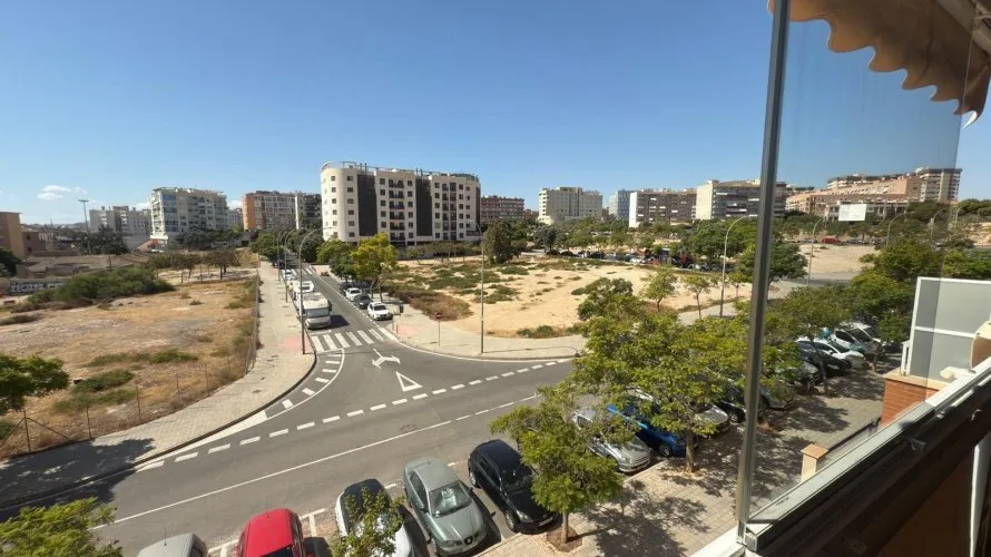 Apartamento de 3 dormitorios en Alicante, España No. 1086 № 1