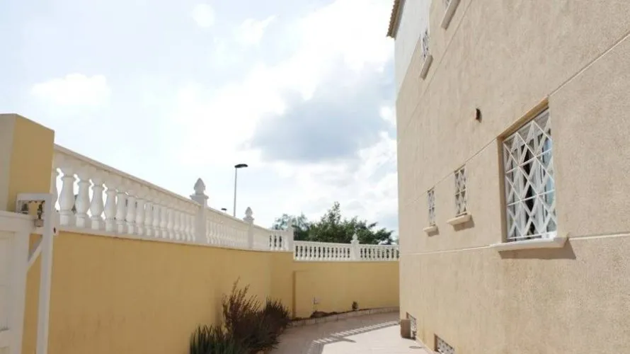 Apartamento de 6 dormitorios en Torrevieja, España No. 1512 № 2