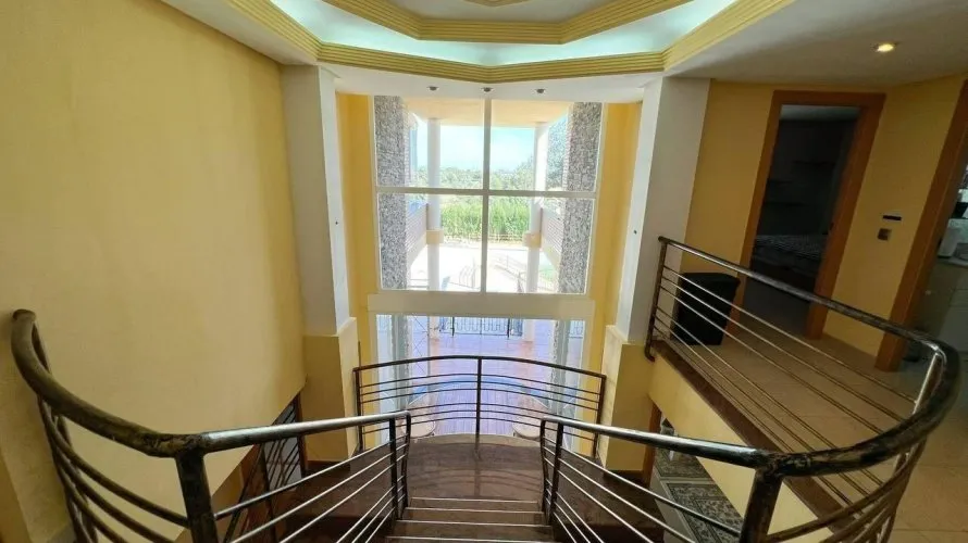Apartamento de 4 dormitorios en Manises, España No. 1789 № 2