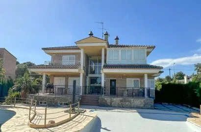 Apartamento de 4 dormitorios en Manises, España No. 1789