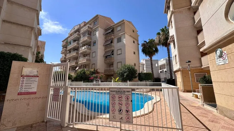 Apartamento de 2 dormitorios en Torrevieja, España No. 2074 № 2