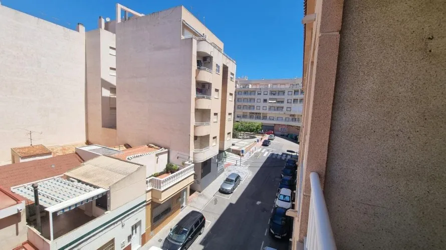 Apartamento de 2 dormitorios en Torrevieja, España No. 2331 № 2
