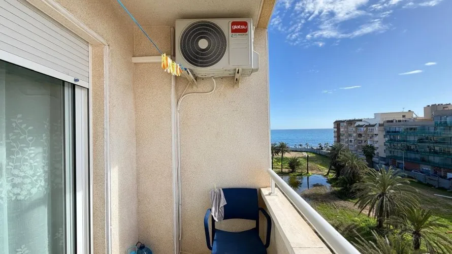 Apartamento de 2 dormitorios en Torrevieja, España No. 2254 № 2
