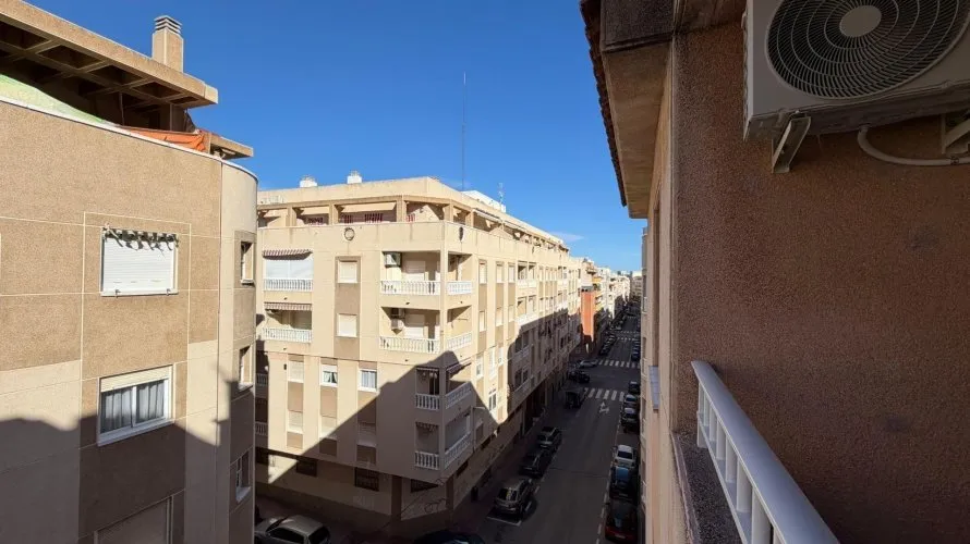 Apartamento de 2 dormitorios en Torrevieja, España No. 2316 № 2