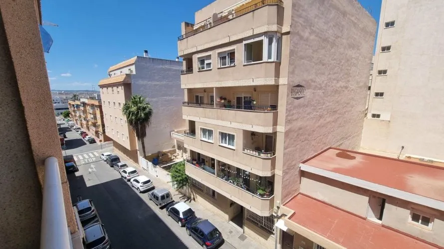 Apartamento de 2 dormitorios en Torrevieja, España No. 2331 № 1