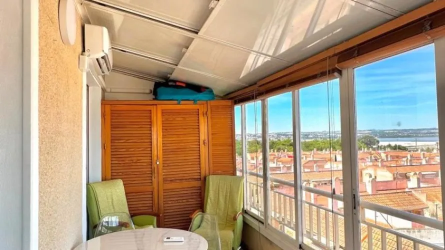 Apartamento de 2 dormitorios en Torrevieja, España No. 2364 № 2