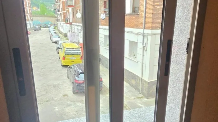 Apartamento de 2 dormitorios en Mieres, España No. 2318 № 2