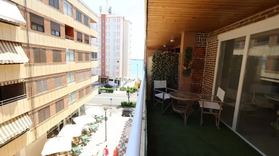 Apartamento de 3 dormitorios en Torrevieja, España No. 2081 № 1