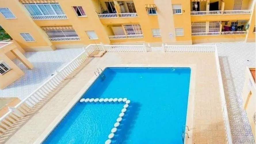 Apartamento de 2 dormitorios en Torrevieja, España No. 2362