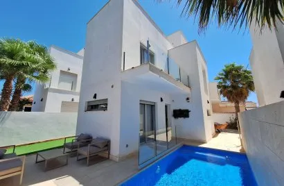 Apartamento de 3 dormitorios en Torrevieja, España No. 2067