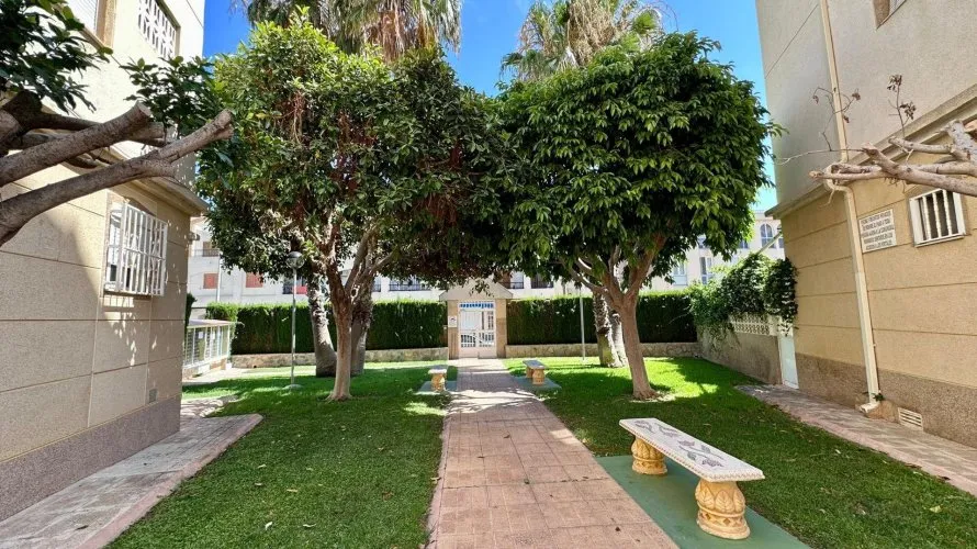 Apartamento de 2 dormitorios en Torrevieja, España No. 2074 № 1