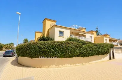 Apartamento de 2 dormitorios en La Zenia, España No. 2487