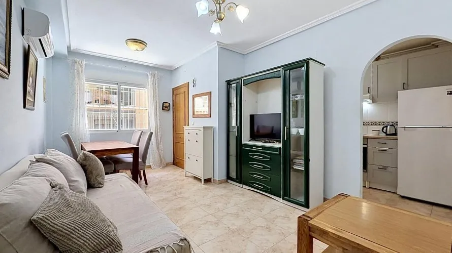 Apartamento de 1 dormitorio en Torrevieja, España No. 2493 № 1