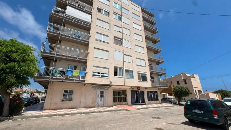 Apartamento de 2 dormitorios en Torrevieja, España No. 2470 № 1
