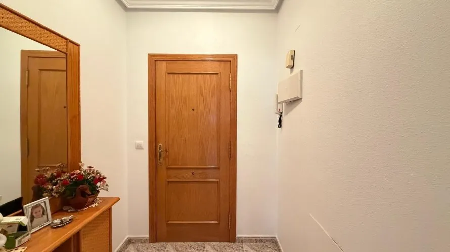 Apartamento de 2 dormitorios en Torrevieja, España No. 2490 № 2