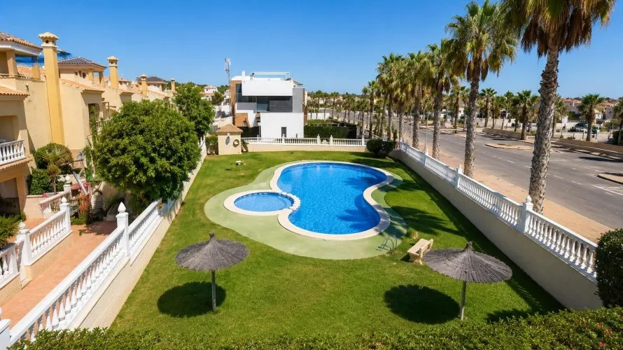 Apartamento de 2 dormitorios en La Zenia, España No. 2487