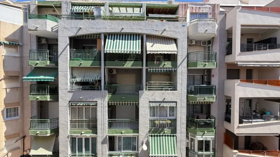 Apartamento de 1 dormitorio en Torrevieja, España No. 2670 № 1