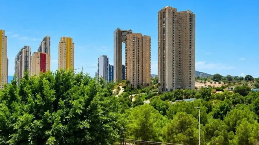 Apartamento de 2 dormitorios en Benidorm, España No. 2680 № 1