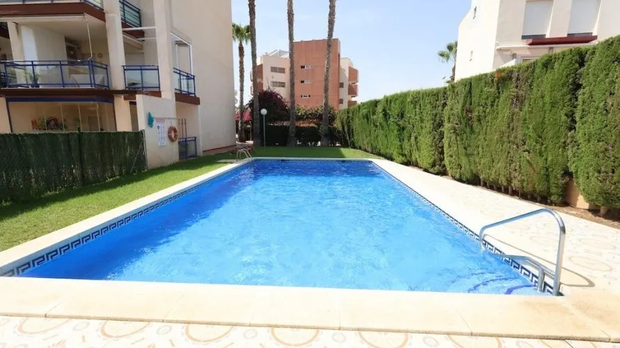 Apartamento de 2 dormitorios en Alicante, España No. 2546
