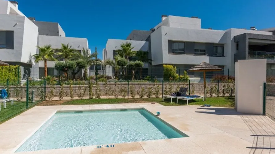 Apartment de 2 chambres à Estepona, Spain No. 563 № 2