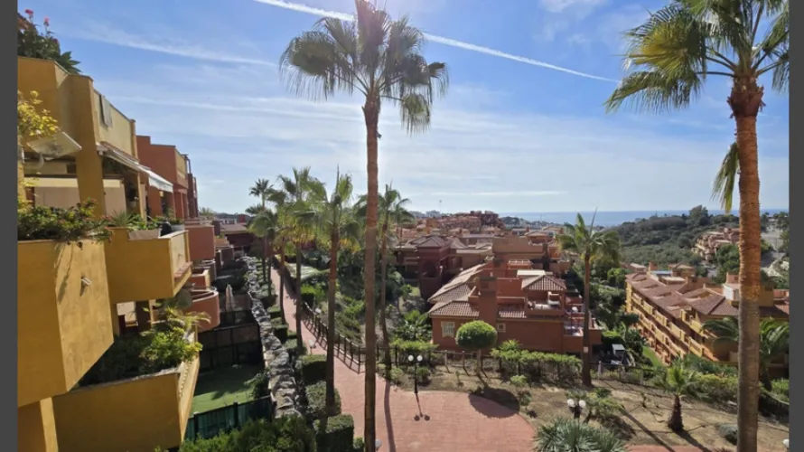 Apartment de 2 chambres à Marbella, Spain No. 727 № 2