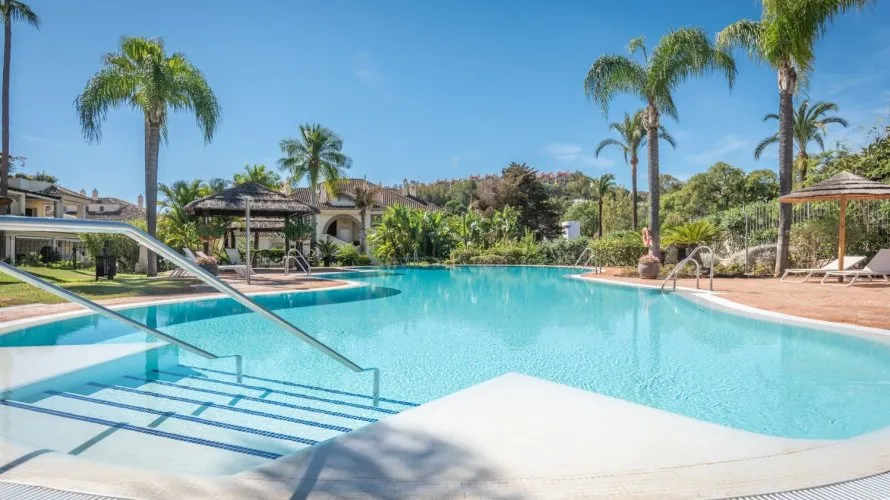 Дуплекс с 3 спальнями в  Нуэва Андалусия, Испания №475