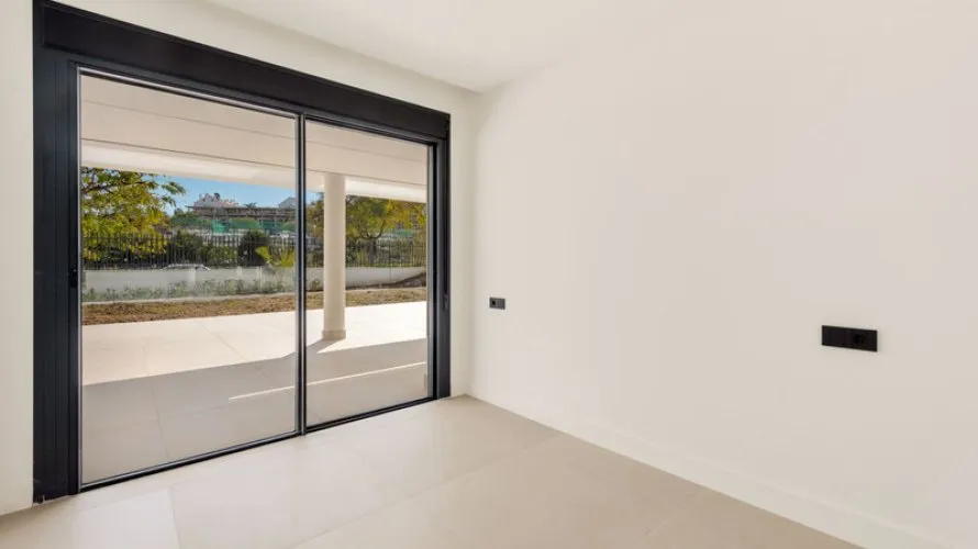 2 bedrooms apartment for sale , Estepona, Spain No. 296 № 11