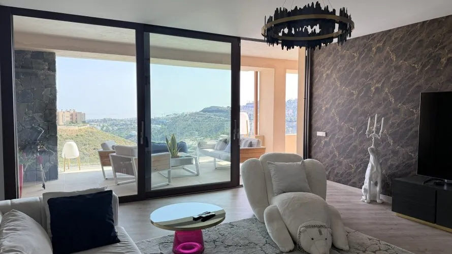 4 bedrooms apartment for sale , La Quinta, Spain No. 728