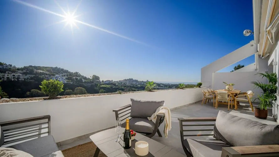 4 bedrooms apartment for sale , La Quinta, Spain No. 348 № 7