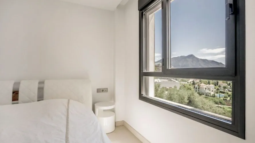 3 bedrooms apartment for sale , La Quinta, Spain No. 305 № 9