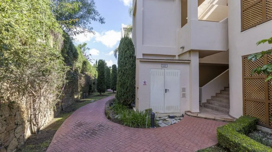 2 bedrooms apartment for sale , Estepona, Spain No. 653 № 3