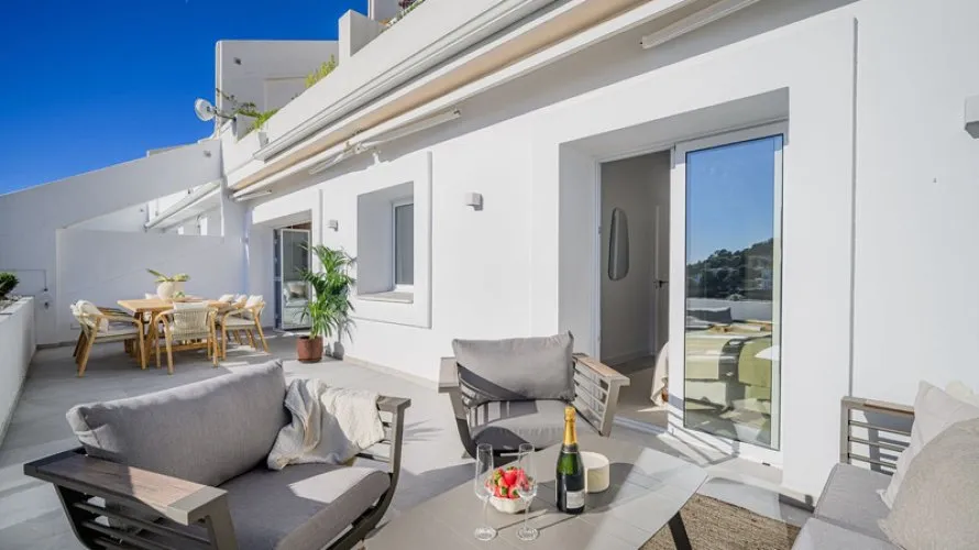 4 bedrooms apartment for sale , La Quinta, Spain No. 348 № 6