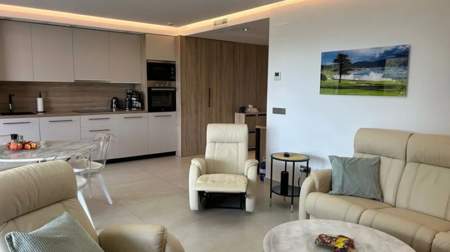 3 bedrooms apartment for sale , La Quinta, Spain No. 797 № 4