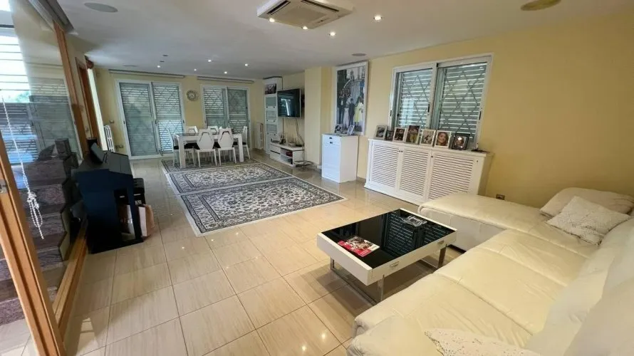 4 bedrooms apartment for sale, Manises, Spain No. 1789