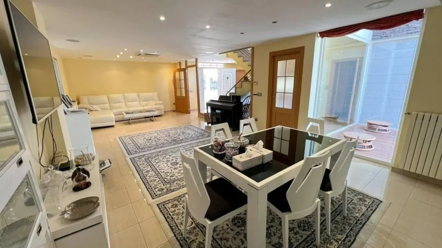4 bedrooms apartment for sale, Manises, Spain No. 1789 № 1
